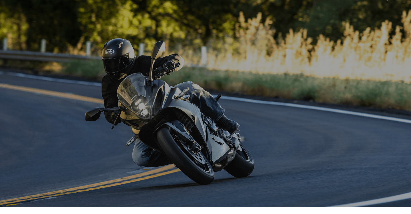 Motociclista em uma Suzuki em uma estrada